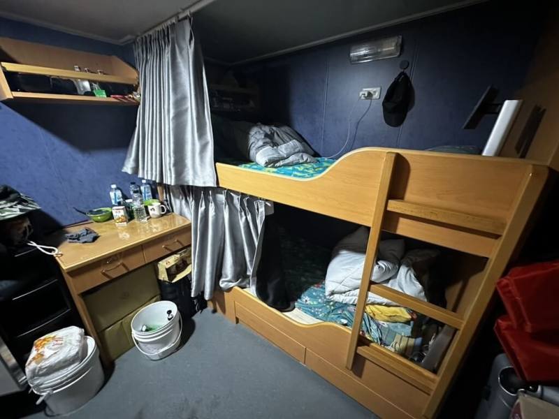 華偉漁業旗下新船黃鰭滿儎707造價高達新台幣7億元，建造過程均依循C188國際人權公約及勞動規範，全面提升船上設施，為船員打造舒適安全的生活與工作環境，29日上午自旗津造船廠出港。（高雄區漁會提供）