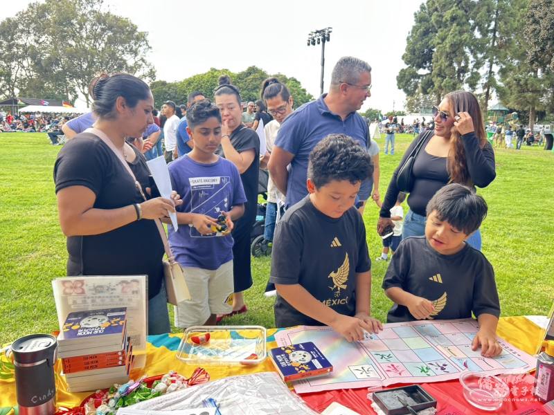 參加民眾挑戰趣味遊戲，以贏得僑委會福沙阿熊紋身貼紙