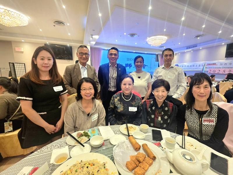 加拿大台裔眾議員張瑋麟（後排中）參加敬師茶會，說自己從小很怕老師，所以總是乖乖完成作業。他稱學習中文的過程很辛苦，但非常值得