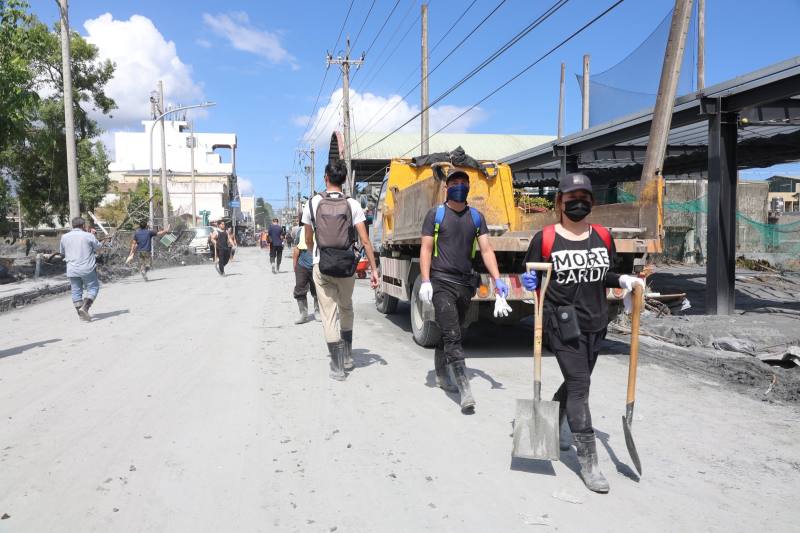 行政院長卓榮泰視察花蓮光復鄉雨水下水道及側溝淤積情形