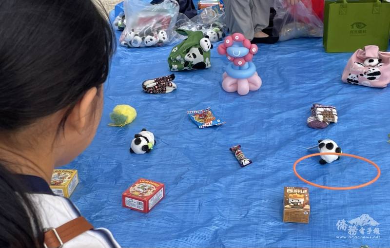 園遊會上遊戲攤位吸引小朋友駐足