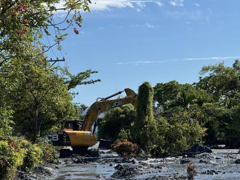 花蓮馬太鞍溪堰塞湖23日溢流釀災，光復鄉佛祖街積滿淤泥