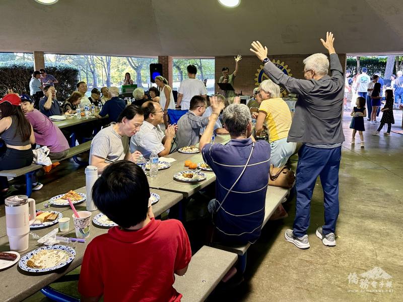 納城同鄉會與會朋友一起高歌享用美食