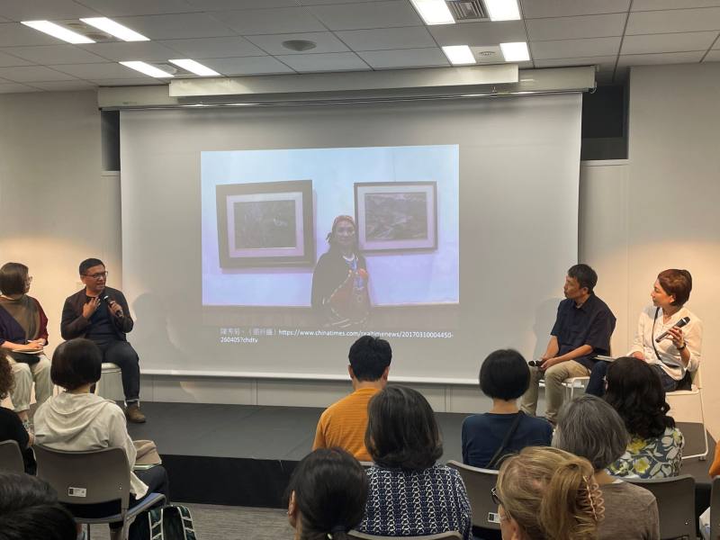 臺灣作家吳明益（左2）與日本知名漫畫家五十嵐大介（右2）於28日跨界交流對談（駐日臺灣文化中心提供）