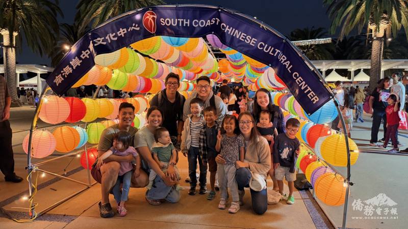 爾灣中秋吸引上萬人潮，五彩繽紛的燈籠隧道成了民眾拍照打卡的熱門景點