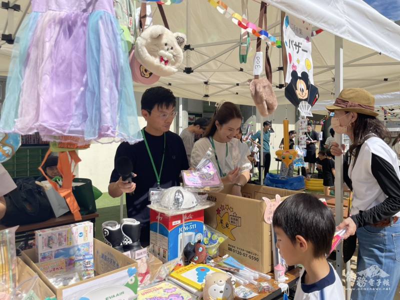 園遊會上學生擺設各種攤位