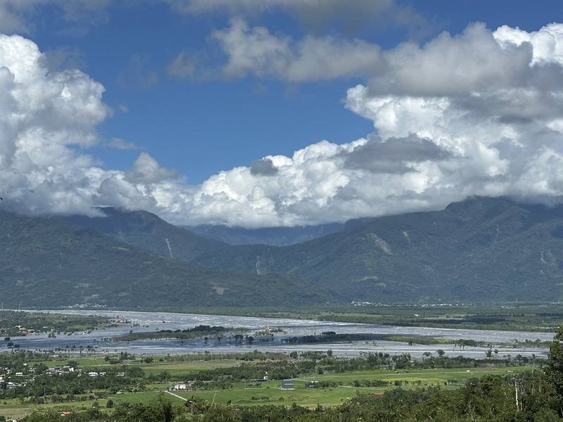 馬太鞍溪堰塞湖洪患重創光復鄉，除人命傷亡、農業損失慘重，大片良田泡在泥沙中，縣府初估已逾新台幣3.3億元，對以農業為主要支柱的光復鄉而言，產業衝擊大