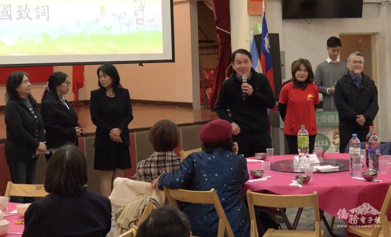 阿根廷僑校教師聯誼會會長劉興國介紹五所僑校校長