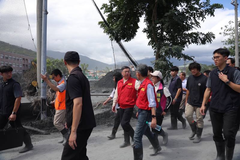 行政院長卓榮泰視察花蓮光復鄉雨水下水道及側溝淤積情形
