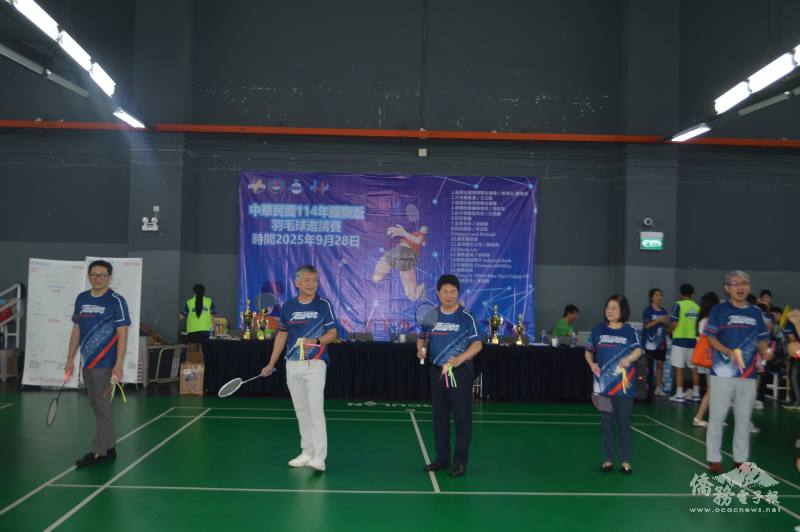 駐胡志明市辦事處處長韓國耀（中）主持開球儀式