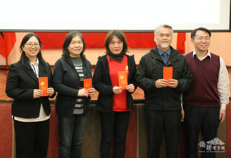 僑務秘書丁健民頒發永僑獎學金