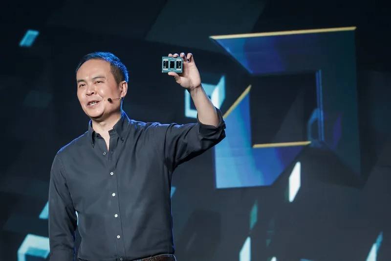 圖為晶片大廠超微（AMD）資深副總裁Jack Huynh（圖）介紹Ryzen Threadripper 9000系列處理器，搶攻電競、AI工作站與高效能運算市場