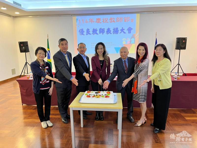 朱怡靜、尤正才、林志孟與兩位副會長及來賓合切蛋糕賀節