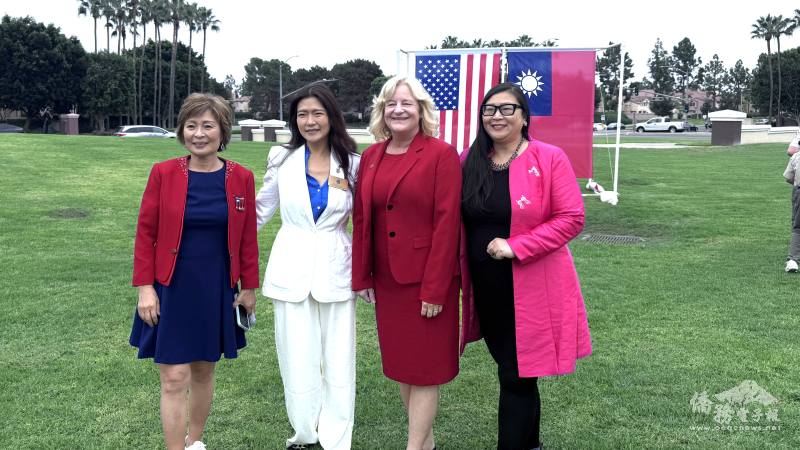 活動召集人張竹平（左起）歡迎民選官員劉令淳、Katrina Foley及吳孟臻參加升旗典禮