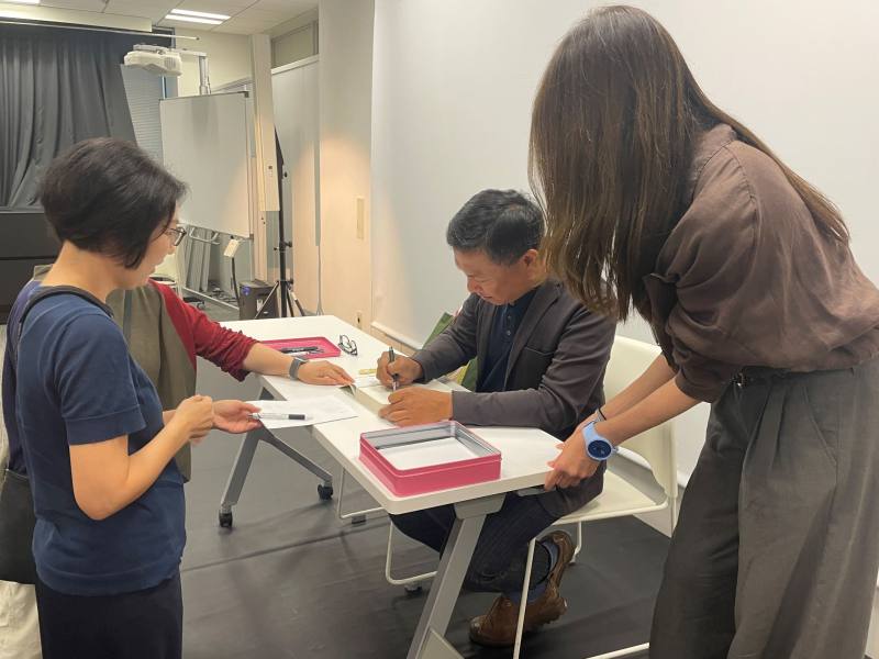 吳明益於座談會後為讀者簽書（駐日臺灣文化中心提供）