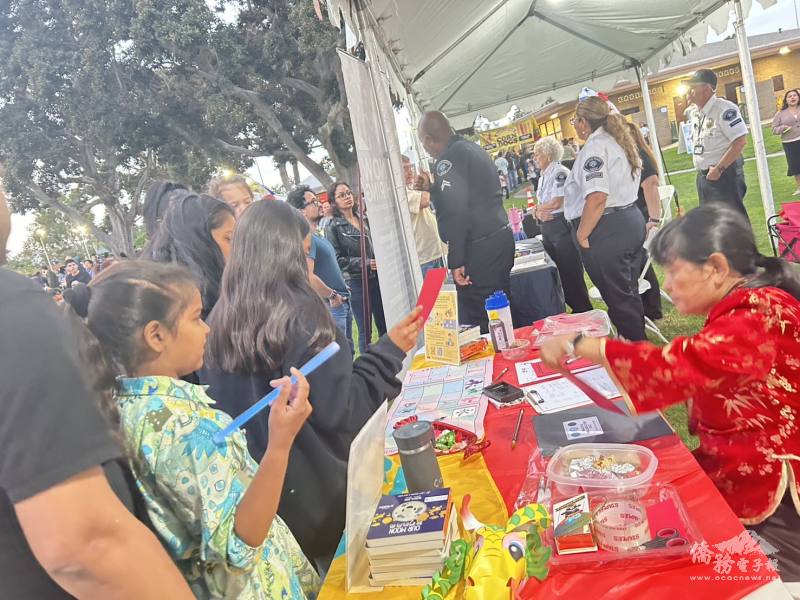 參加民眾排隊開心地領取充滿中秋節喜氣的文字作品