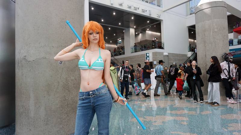 洛杉磯動漫展（L.A. Comic Con）每年有超過10萬人次參與，許多角色扮演（cosplay）玩家穿上喜愛動漫角色的服裝與同好互動