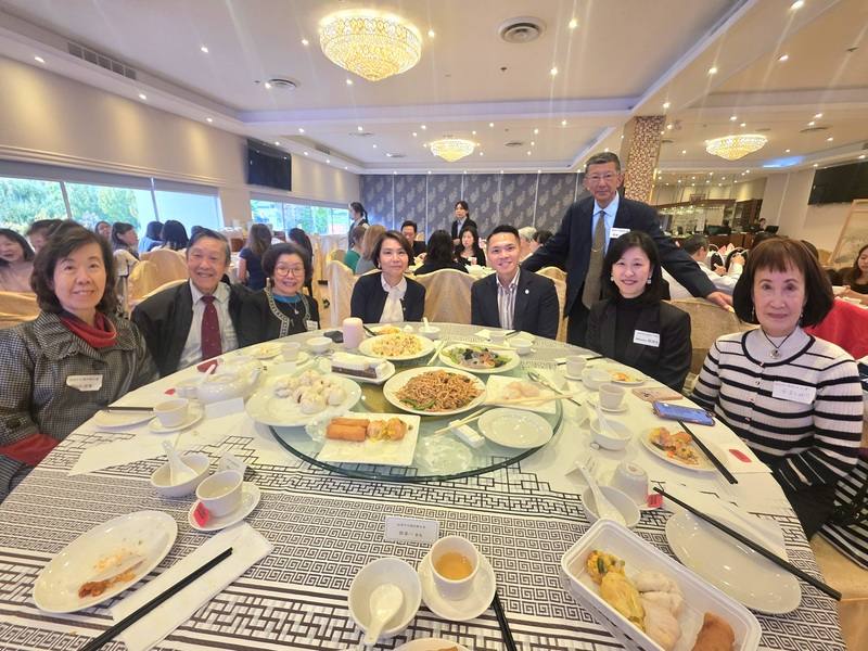 加西中文僑校聯合會舉辦敬師茶會，政要嘉賓和近百名老師們齊聚一堂。駐溫哥華辦事處處長劉立欣（左4）和僑務組組長郭淑貞（右2）感謝老師傳授正體字和推廣台灣傳統文化的用心