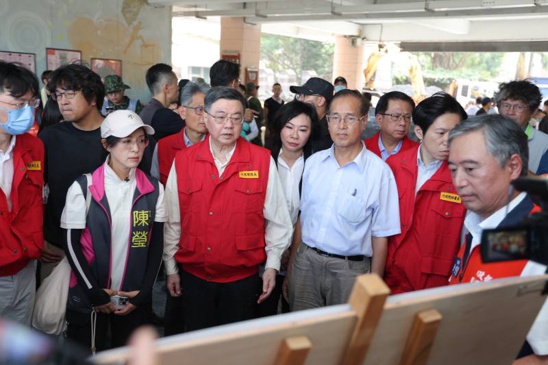 行政院長卓榮泰視察花蓮光復鄉雨水下水道及側溝淤積情形