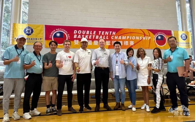 與會貴賓合影，吳正偉伉儷 (右4、5) 、Jordan Lane州議員 (左4)、Trenton Brown市長 (左6)、Keanu Arya市議員 (左5)、Justin Li市議員 (左3)、Barbara Ward市議員 (右3)、Barbara Ward市議員 (右3)、Michelle Chuang市議員 (右2)、會長林正宜 (右1) 、僑務顧問盧金煙(左2)