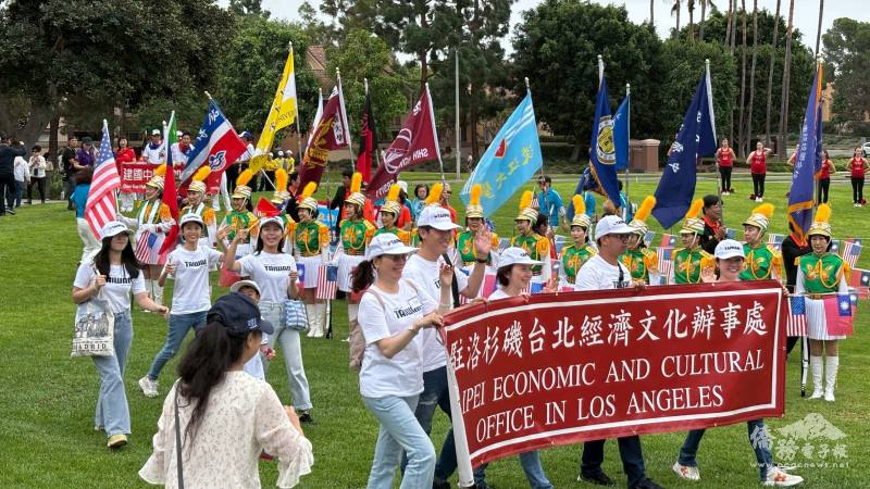 駐洛杉磯辦事處也組隊參加升旗典禮，印著Taiwan的白上衣及棒球帽顯得格外醒目