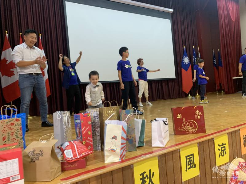 客家三代同堂生動表演與鄉親同樂