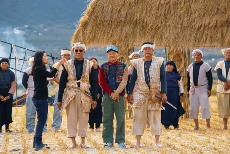 第19屆雲門舞集「流浪者計畫」獲選名單30日公布，6名獲選青年將在2026年間各自展開深度旅程，其中纖維藝術創作者鄧紹辰（前右2）將走訪印尼等國，深入理解織布作為生活、儀式與記憶的文化地景。（雲門舞集提供）