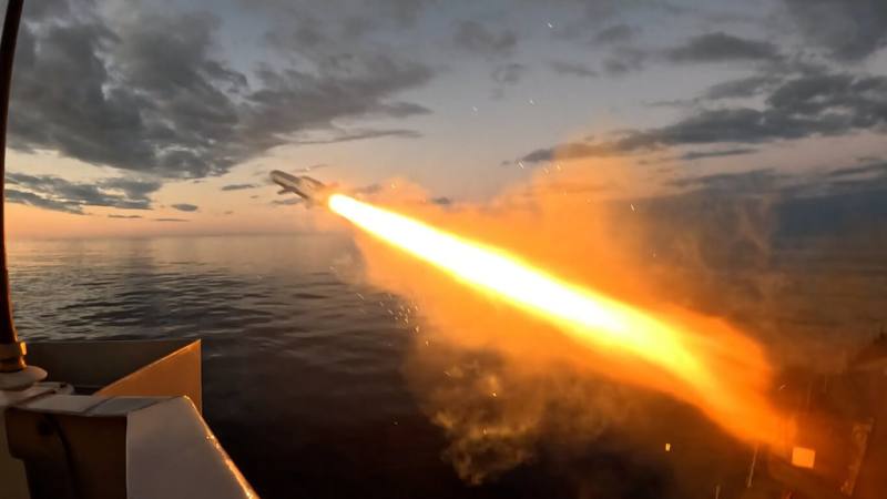 英國海軍近日在挪威北極圈水域成功試射新型「海軍打擊飛彈」，它的射程超過160公里，飛行速度接近超音速，可打擊戰艦及陸上目標，且可貼近海平面飛行，未來將逐步取代既有的「魚叉」飛彈系統。（英國海軍提供）