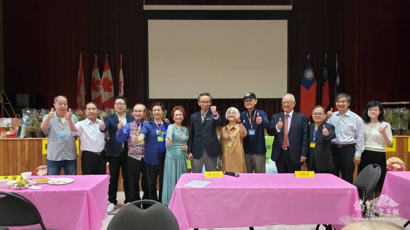 臺灣客家同鄉會歷任會長與駐多倫多辦事處處長梁毅鵬(圖中)及文教中心主任藍柏青(左三)合影