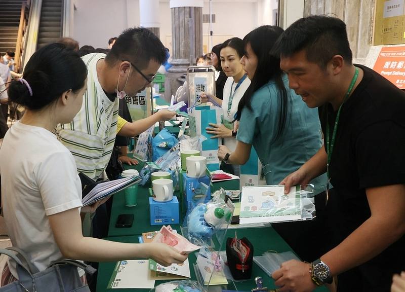 中華郵政公司30日下午發表與台灣原創IP跨界合作的「貓貓蟲咖波郵票小全張」，更同步推出一系列聯名商品「咖波悠郵好日子」，吸引民眾選購。