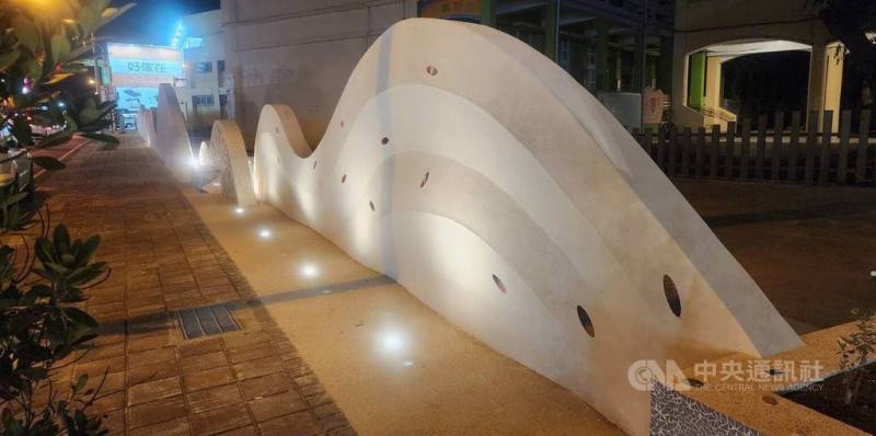 澎湖中興國小新建「行走浪花的美好」公共藝術，30日啟用後，入夜後，波浪般的層次，在寧靜中，顯得更美，吸引民眾的目光。