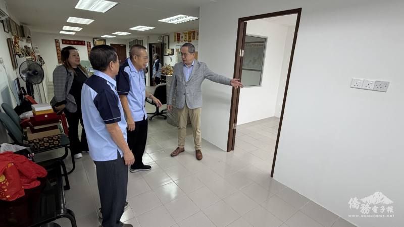 卜正珉29日拜會砂拉越金門會館，了解會館慘遭祝融後重建情形