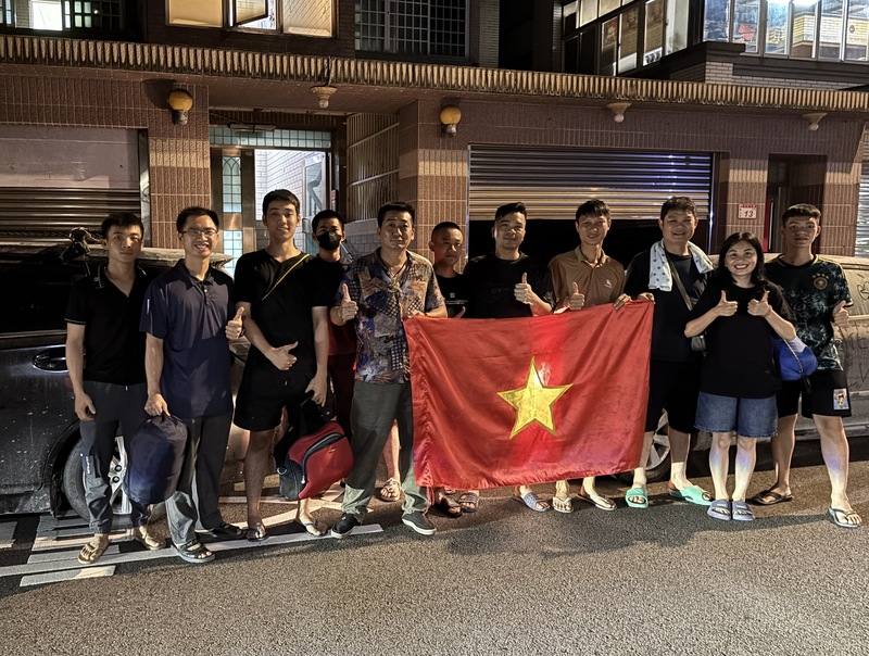 越南移工阿俊一群人暫時結束花蓮光復的清淤協助工作，29日晚間浩浩蕩蕩從花蓮開車回到龜山，車子滿是泥灰，掛著一張諾大的越南國旗。一下車，便獲得當地民眾大喊「感恩」。