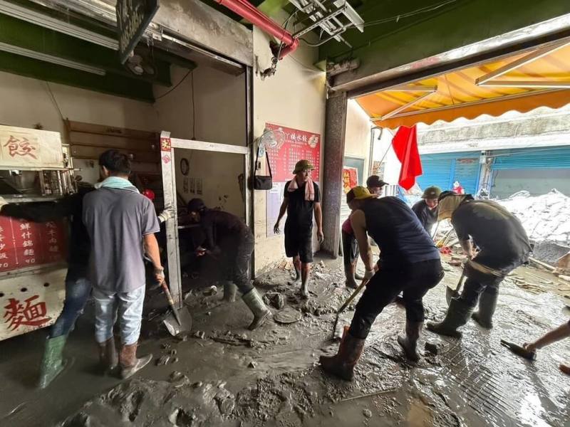 花蓮光復鄉洪災重創，清理最高一公尺的泥沙確實吃力，越南移工笑說平時吃苦慣了，所以動作快。他們笑著表示，還想幫更多，但時間不夠，需要回來上班。（馮畹芝提供）