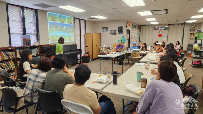 老師們聚精會神的聽課