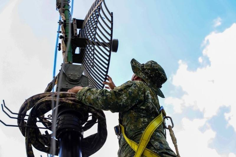 陸軍第2作戰區9月29日出動機動數位微波系統、維星系統，可連接民用手機、警消各式無線電機及低軌衛星等裝備，全天維持指管暢通。（陸軍提供）