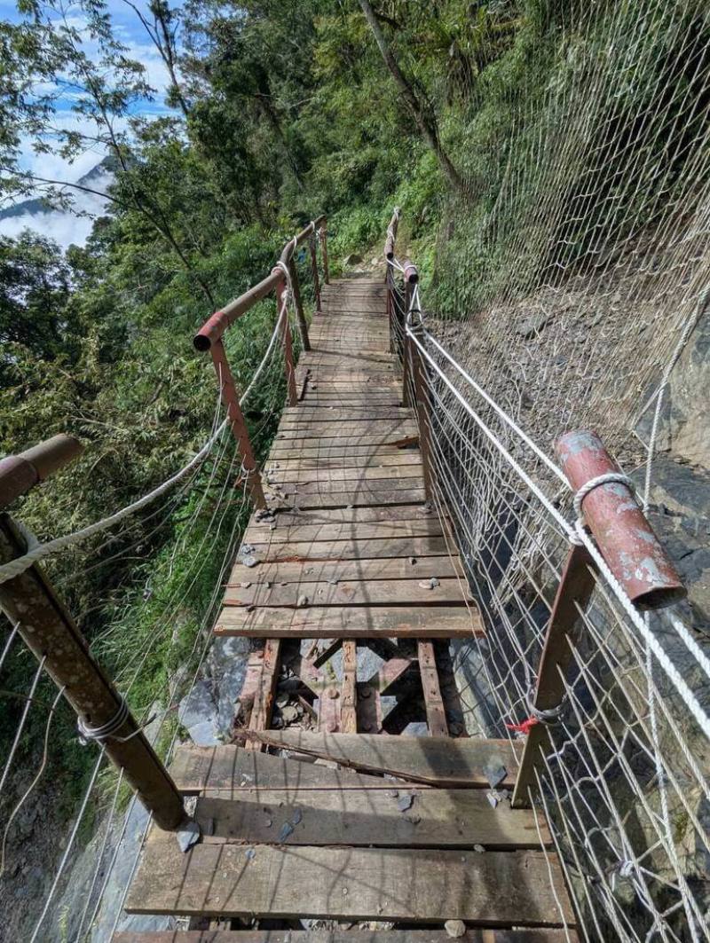 北大武山步道7月遭遇豪雨後多處崩塌封閉整修，又因颱風樺加沙影響邊坡土石崩落，1.5公里處棧道橋面受損，經林業及自然保育署屏東分署搶修，預計10月9日對外開放。（林業及自然保育署屏東分署提供）