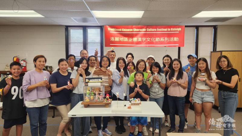 參與研習會老師們和其玉兔捏麵人作品合影