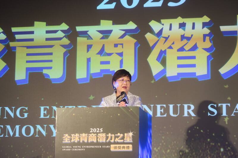 僑委會委員長徐佳青30日於2025全球青商潛力之星頒獎典禮致詞。