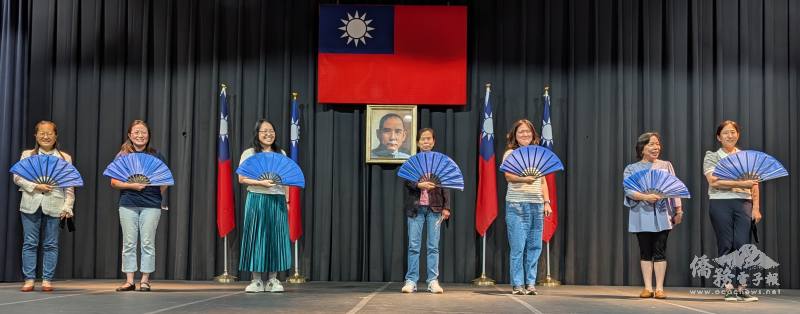 老師們即興扇舞