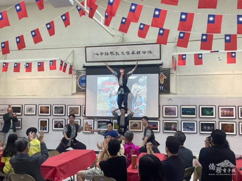 榮興客家採茶劇團團員武場演出獲得熱烈掌聲