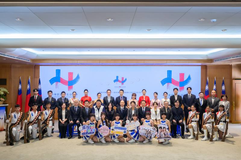 韓國瑜院長今(30)日上午在本院洪孟楷委員、馬文君委員、游顥委員、張裕榮副秘書長、孔秉杰處長、廖烱志處長等人陪同下，主持中華民國各界慶祝114年國慶記者會，現場貴賓包含南投縣政府許淑華縣長、台中市政府張大春副秘書長、僑務委員會李妍慧副委員長、國慶籌備委員會吳堂安秘書長及常務委員各單位代表等人共襄盛會。