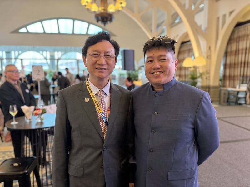 「第12屆李光耀全球創新創業大賽」在新加坡登場，駐新加坡代表童振源（左）與現場人士交流合影