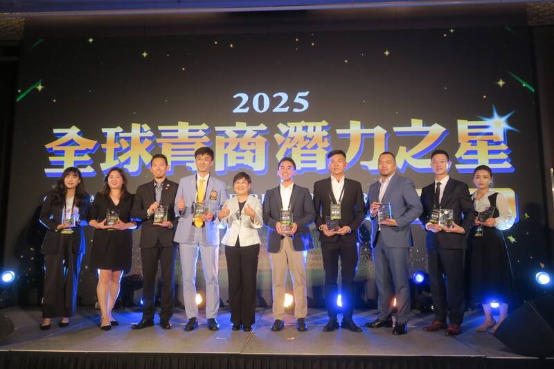 僑委會委員長徐佳青（左5）30日與獲得全球青商潛力之星部分得獎人與代表領獎者合影。