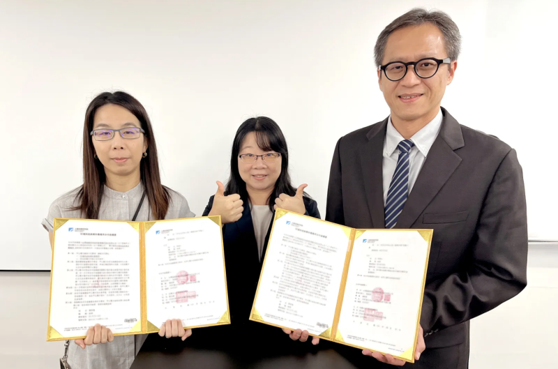 工研院與國際檢測認證機構德國萊因TÜV合作，聯合舉辦「5G通訊技術於高風險區域之應用」防爆技術研討會，並同步簽署策略合作，深化雙方在危險場域的智慧化應用的發展與推動。左起為德國萊因TÜV工業服務與資訊安全經理廖君曼、工研院材化所資深工程師鄭憶湘、工研院材化所經理李昭仁。