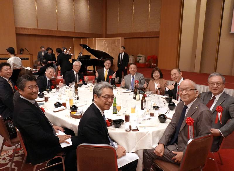 台銀董事長凌忠嫄親率副總經理陳逸琳及高階主管團隊赴日主持台銀東京分行福岡出張所開幕儀式。現場嘉賓雲集，包括福岡市副市長中村英一、駐福岡辦事處處長陳銘俊、眾議員木原誠二等多位政要出席。