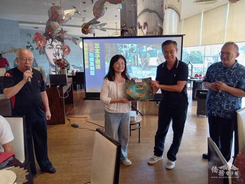 台商會長郭文橐訂製應景之蛋黃酥中秋禮盒，並由副會長陳賢峰(右2)代為致贈