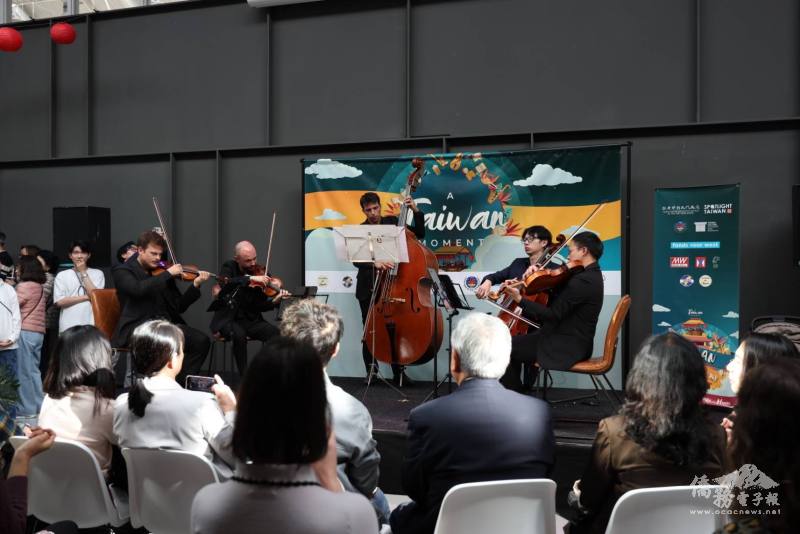 僑務委員會「2026年國際青年親善大使」荷蘭地區候選人林聖宭（舞臺上右二）擔綱「臺灣文化日」音樂節目總策劃