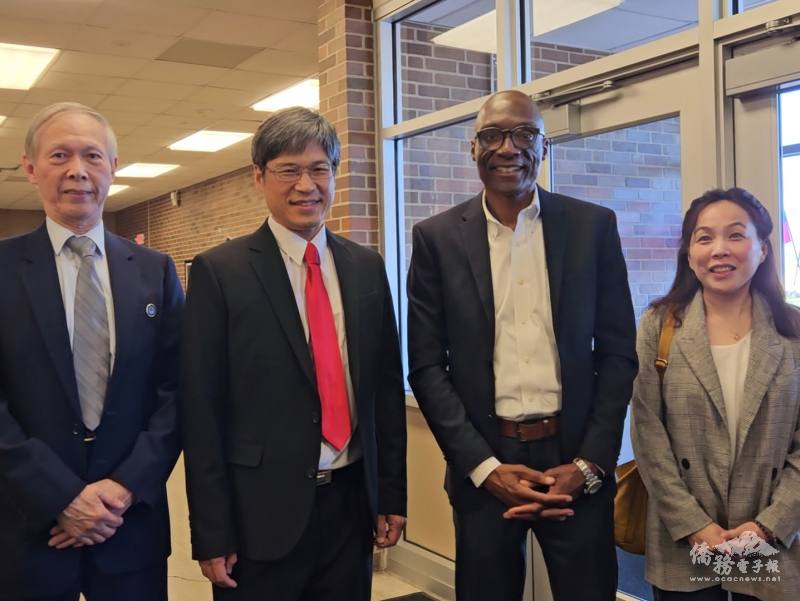 （左1至左4）僑務諮詢委員蘇秉輝、明州中華文化服務中心理事長張家瑞、明州參議院議長Bobby Joe Champion、芝加哥文教中心副主任陳怡珍合影