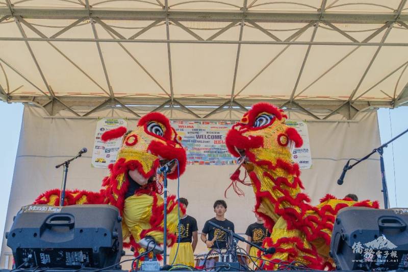 林建豪擊鼓震撼全場，兩頭紅獅在觀眾喝采聲中穿梭起舞( Laurie Lee 攝影)